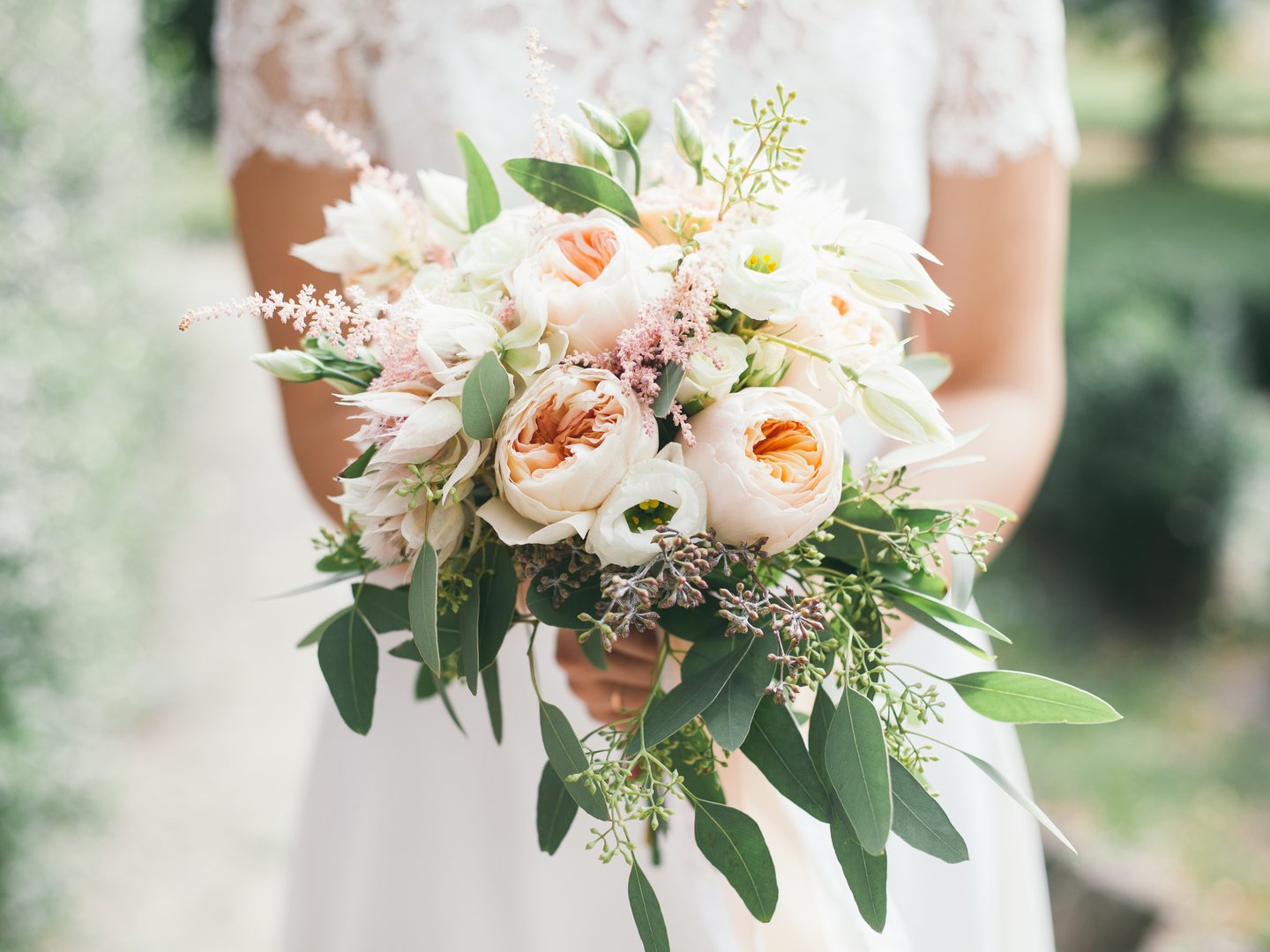 Wedding,Bouquet,In,Bride’s,Hands,,David,Austin